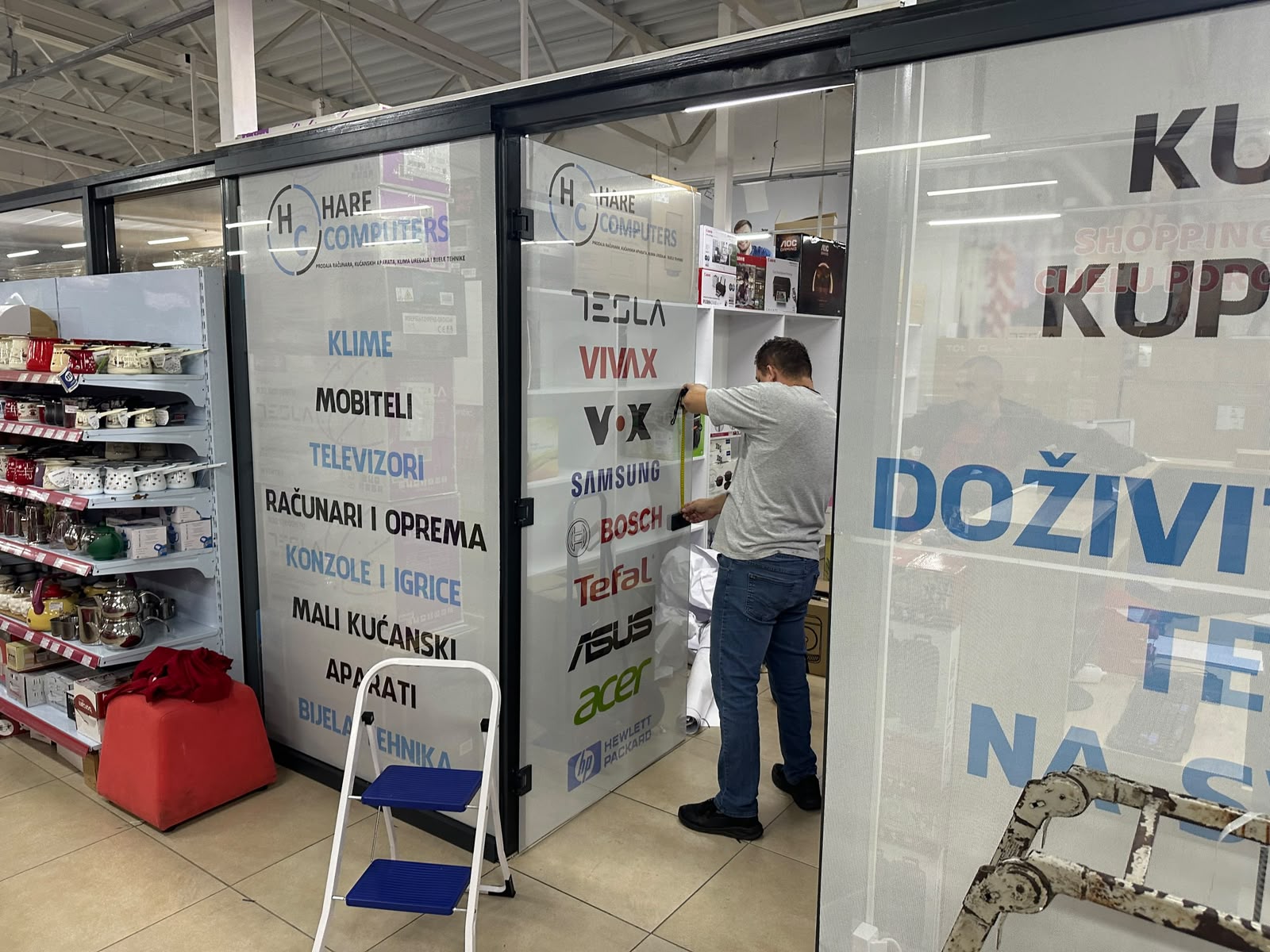 brendiranje izloga tuzla. Brendiranje prozora , reklame na prozor