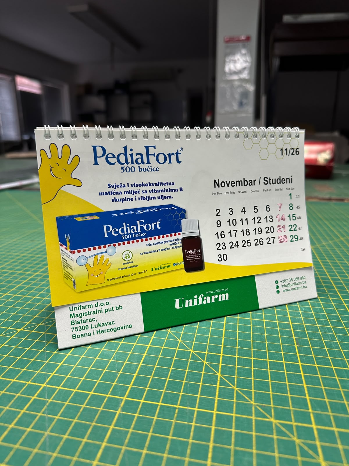 Stolni kalendar sa logom firme na kancelarijskom stolu. Izrada kalendara za novu godinu.