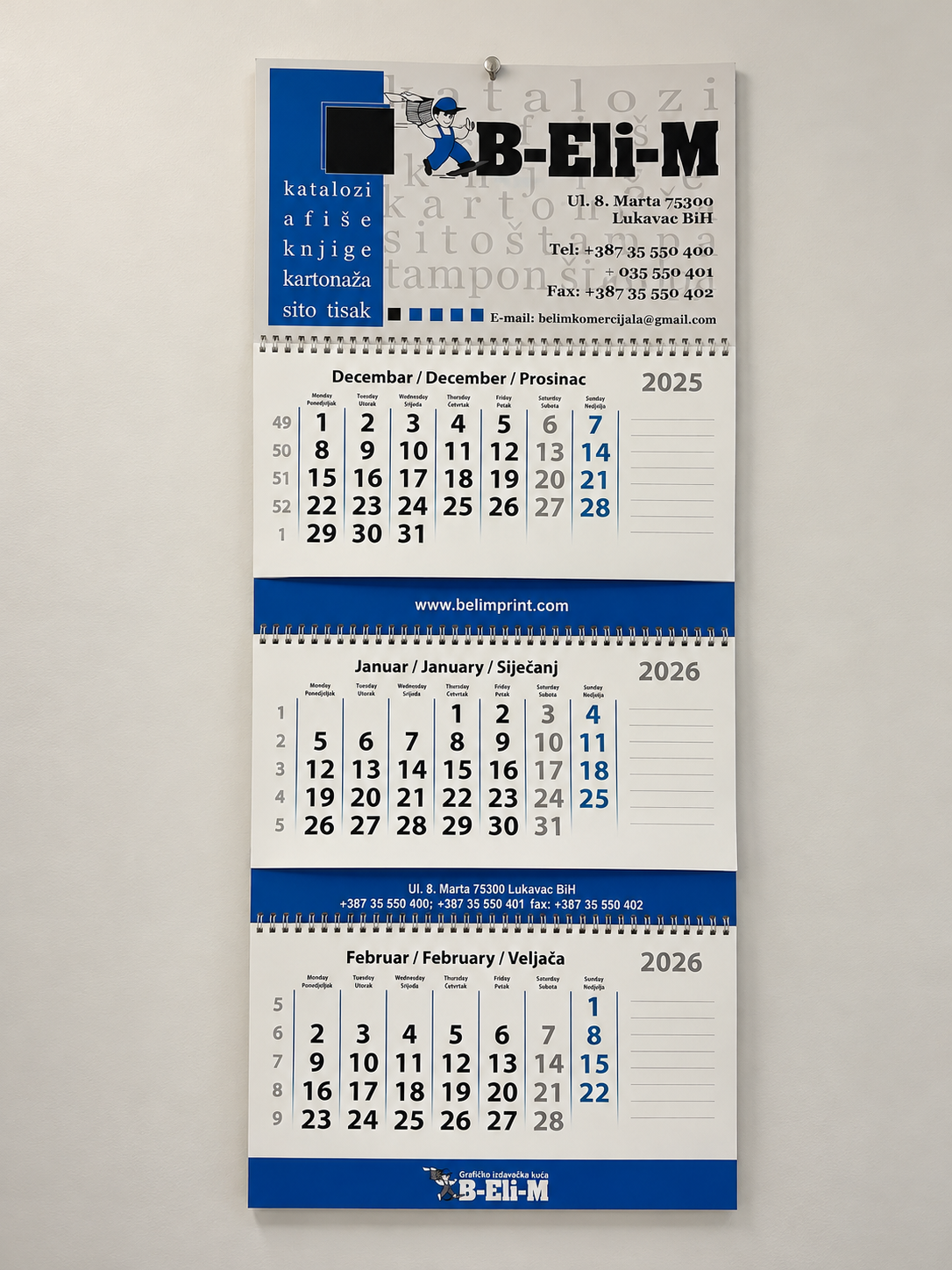 Trodjelni kalendar sa logom firme i crvenim klizačem za datum